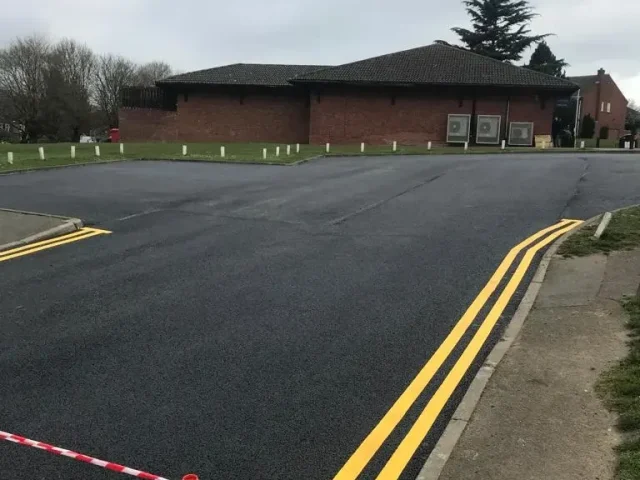 tarmac-surfacing-double-yellow-lines